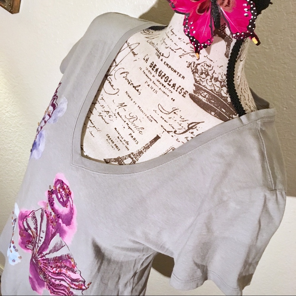 SOLD ❤️- Seashells Top - Picture 2 of 3